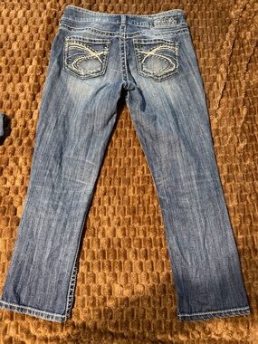 Silver Jeans Co. Embroidered Back Pocket Blue Jean Capri Size 29